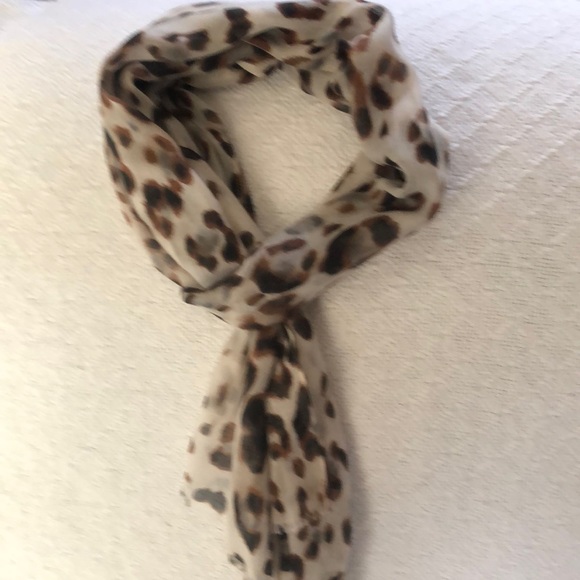 Larioseta como scarf. - Picture 2 of 3